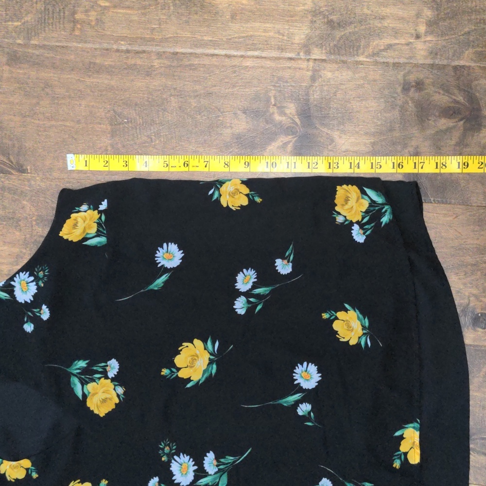 Torrid Black Floral Keyhole Top - Picture 6 of 6